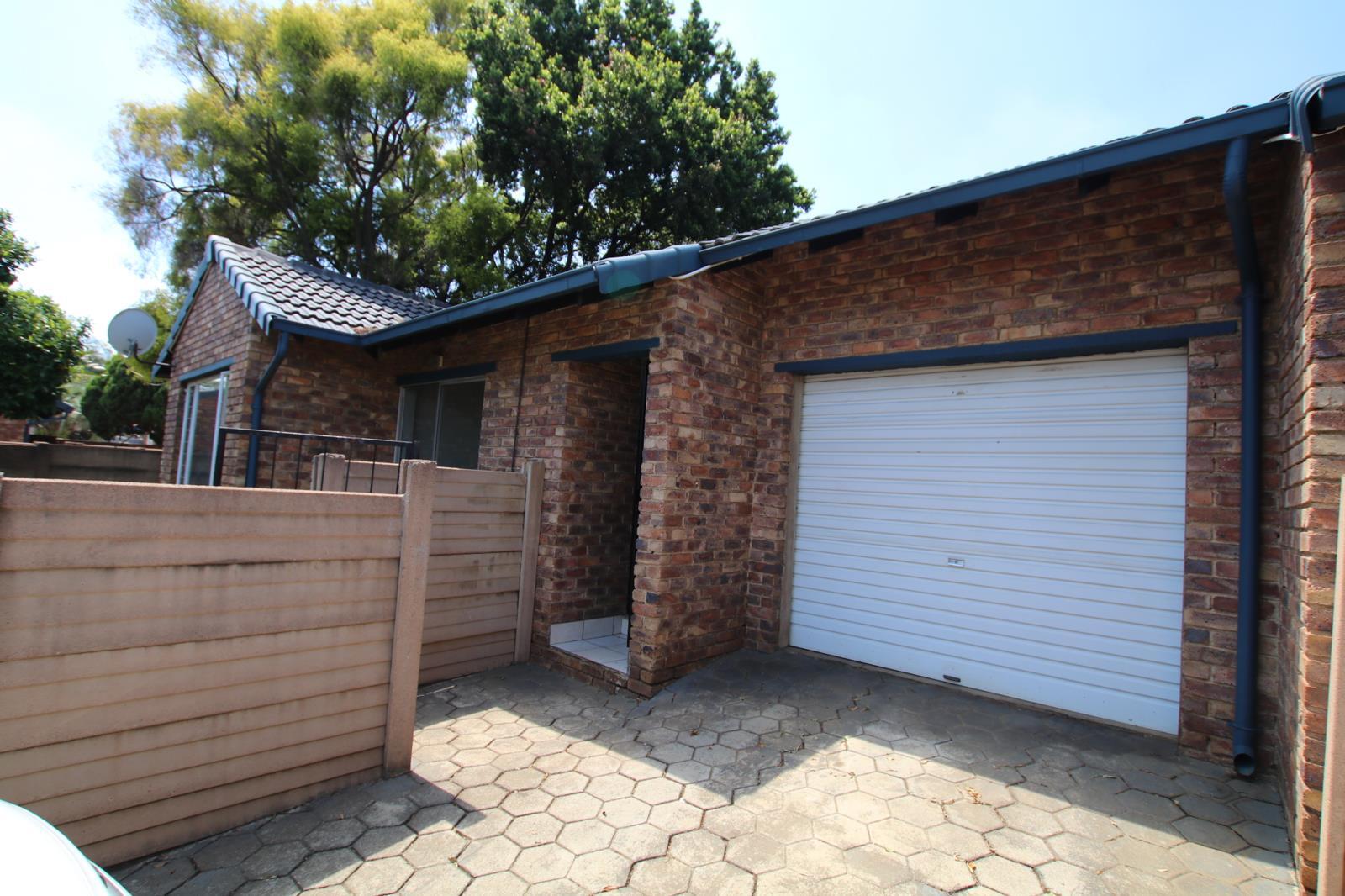 2 Bedroom Simplex in Rooihuiskraal North