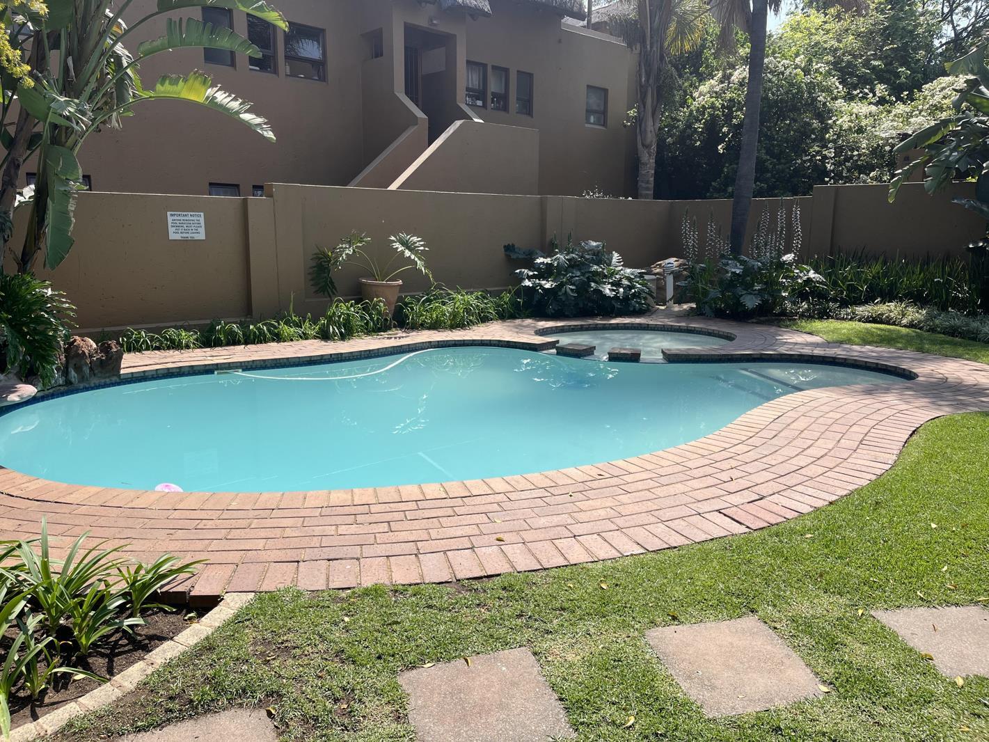 1 Bedroom Apartment in Douglasdale