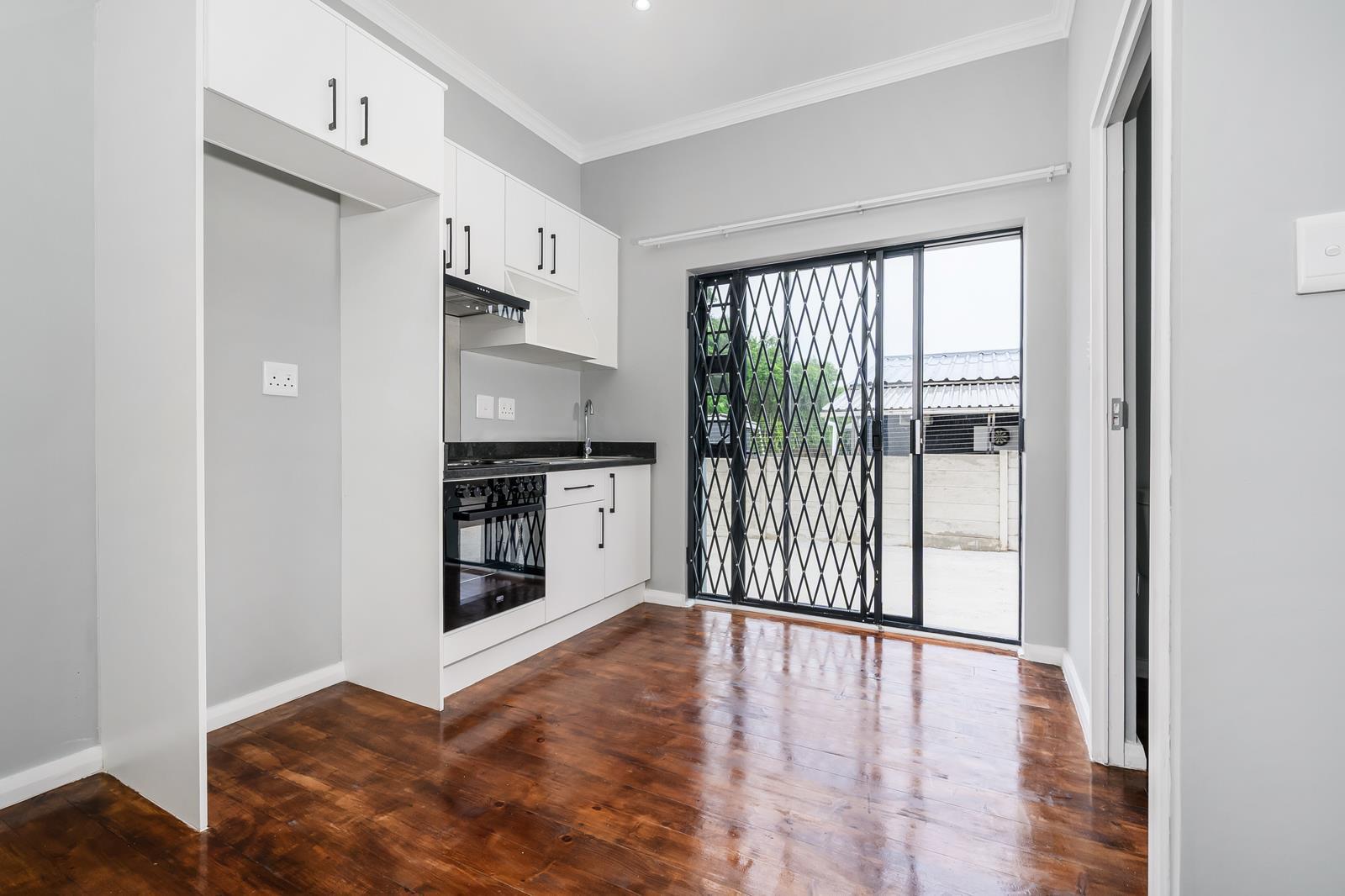 0.5 Bedroom House in Newton Park