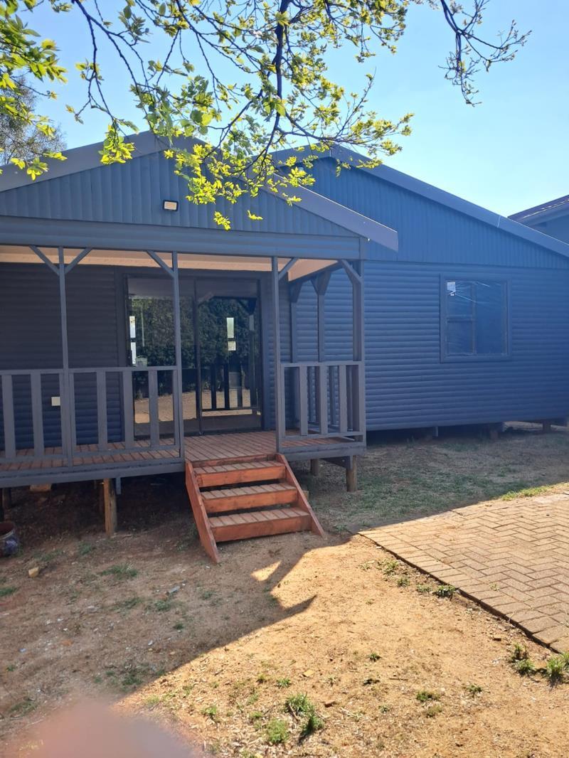 2 Bedroom Garden Cottage in Farrarmere