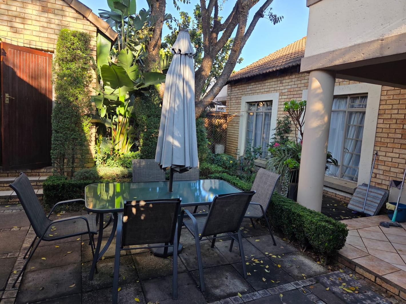 2 Bedroom Townhouse in Die Hoewes