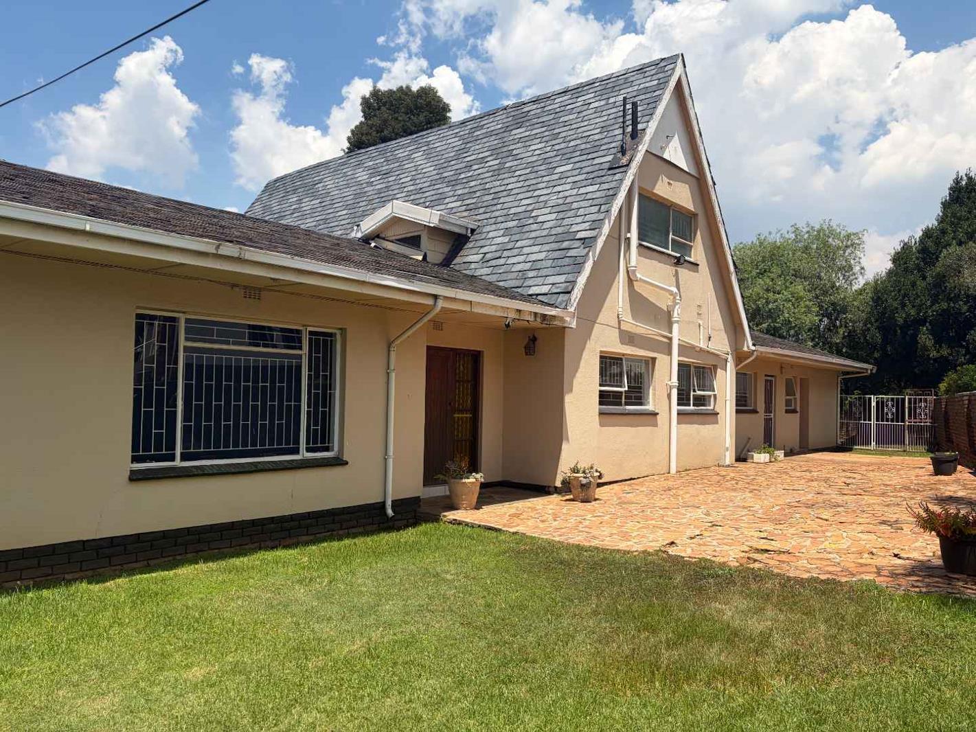 4 Bedroom House in Noordheuwel