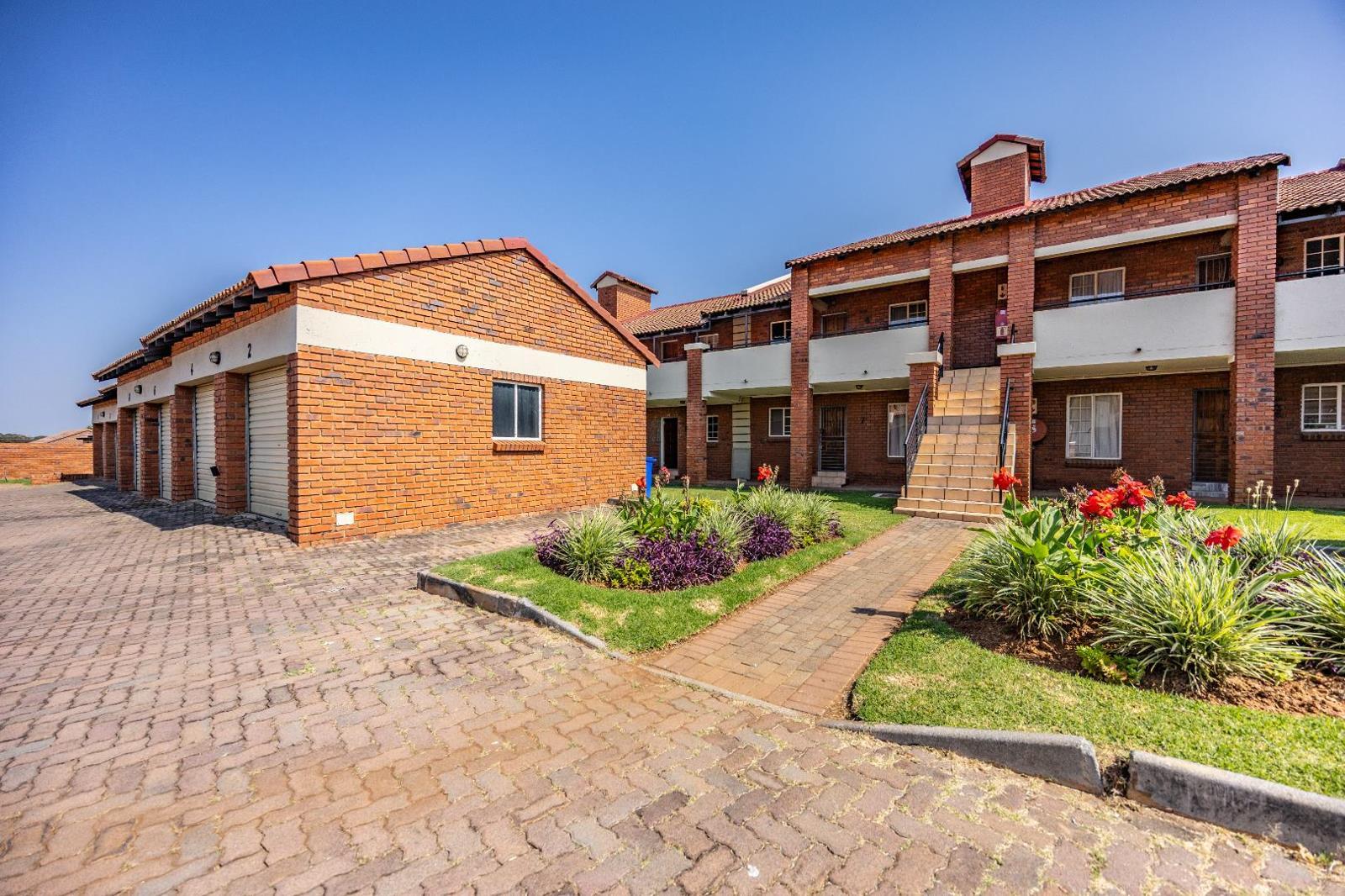 2 Bedroom Apartment in Mooikloof Ridge