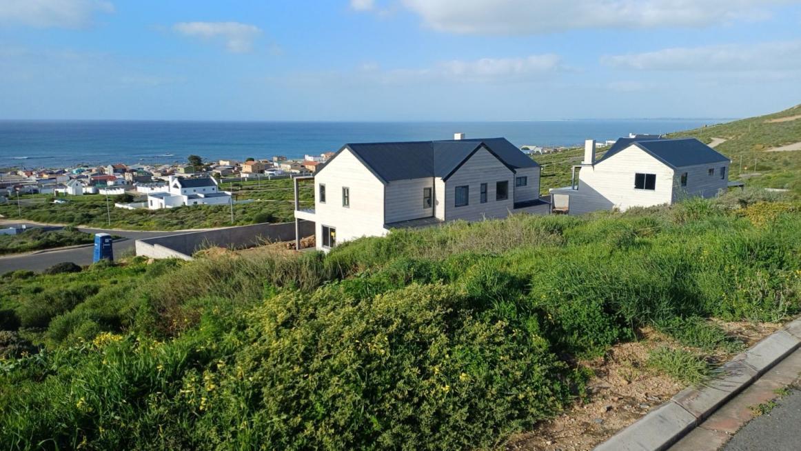 597 m² Land available in St Helena Views