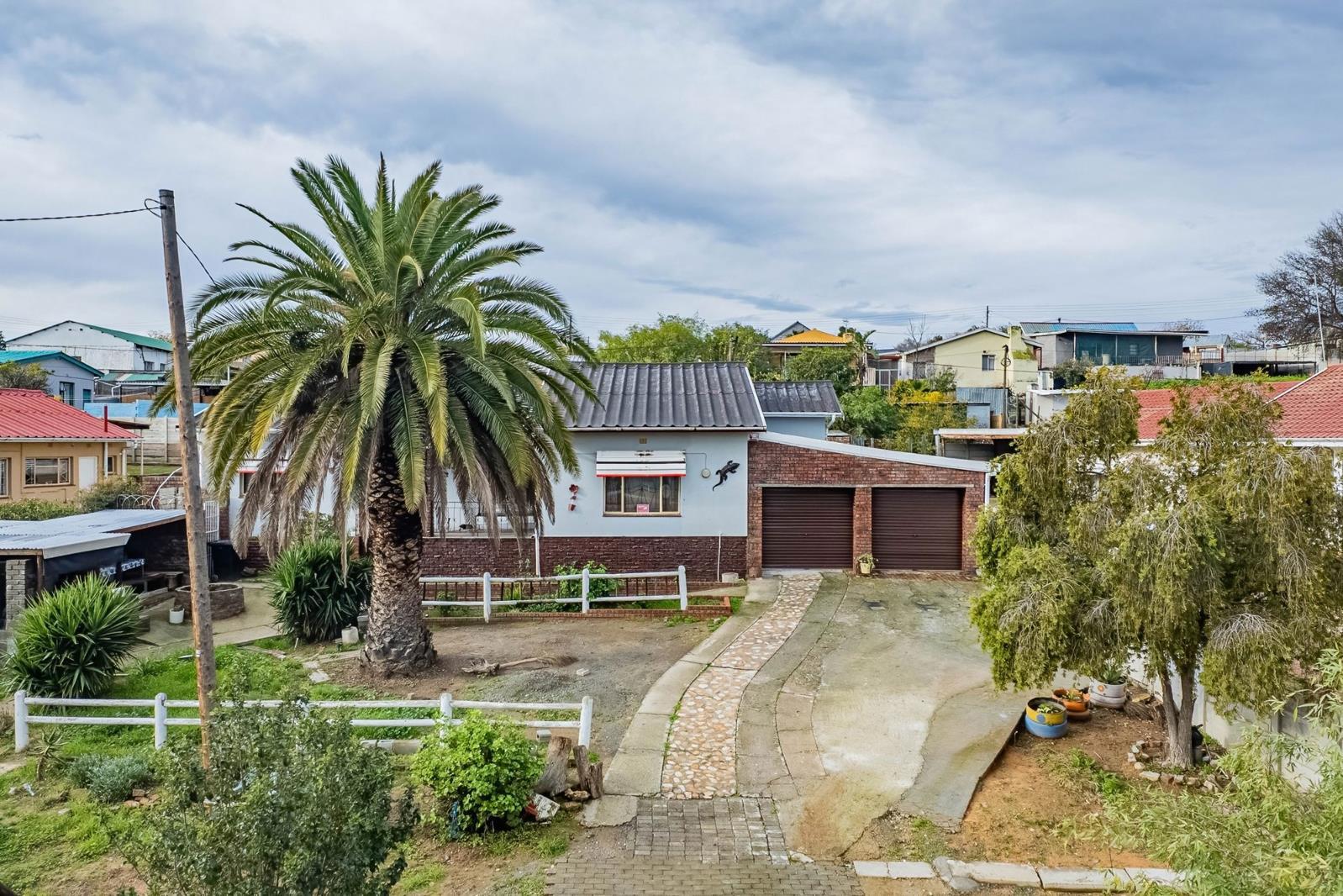 4 Bedroom House in Oudtshoorn Central