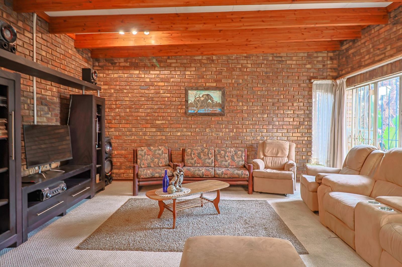 5 Bedroom House in Zwartkop