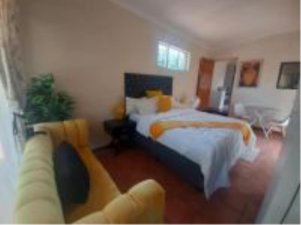 Bachelor apartment in Lyttelton Manor