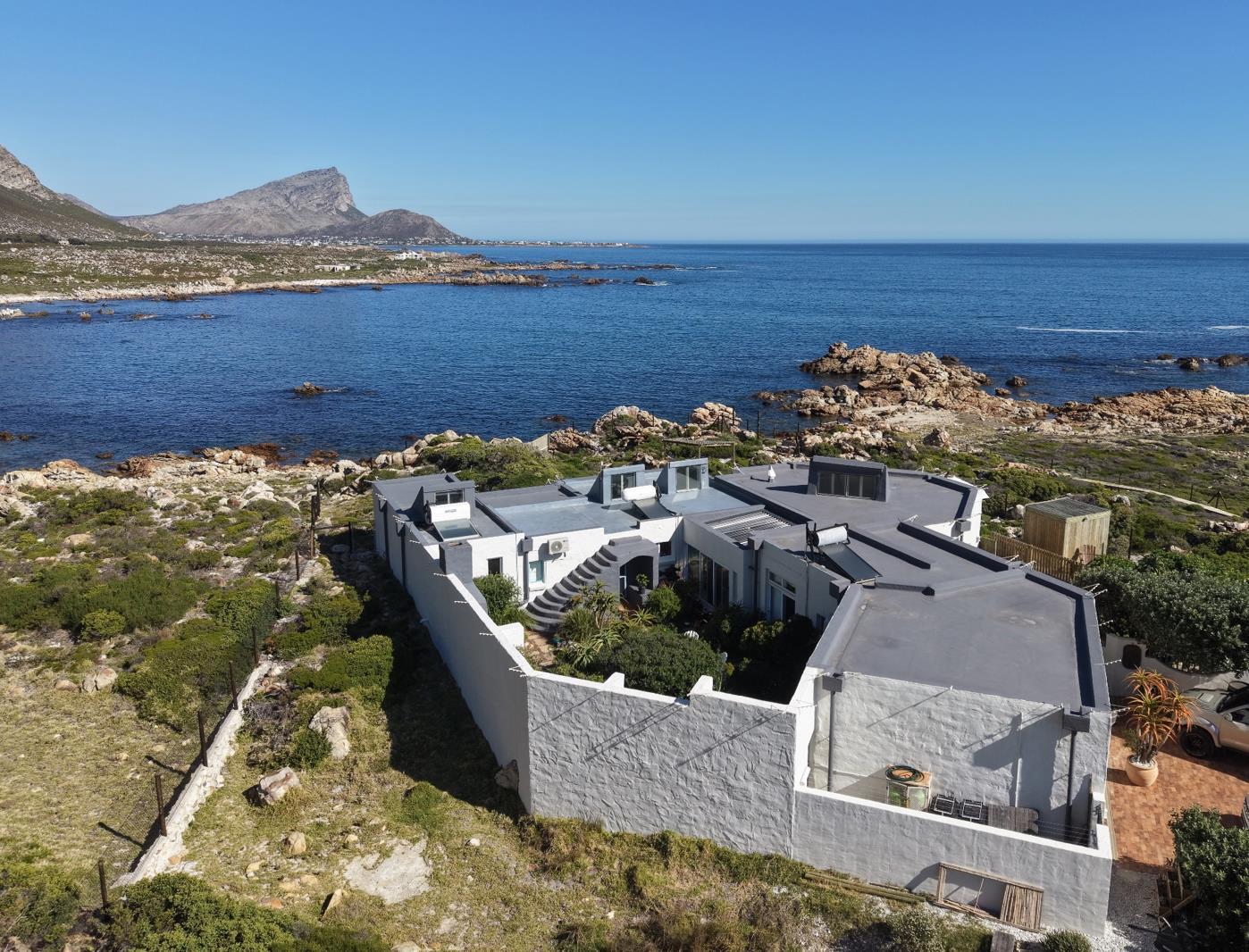 4 Bedroom House in Rooi Els