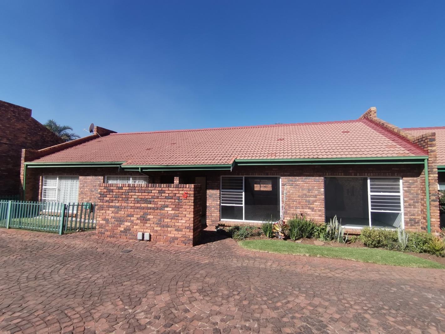 2 Bedroom Simplex in Mayberry Park