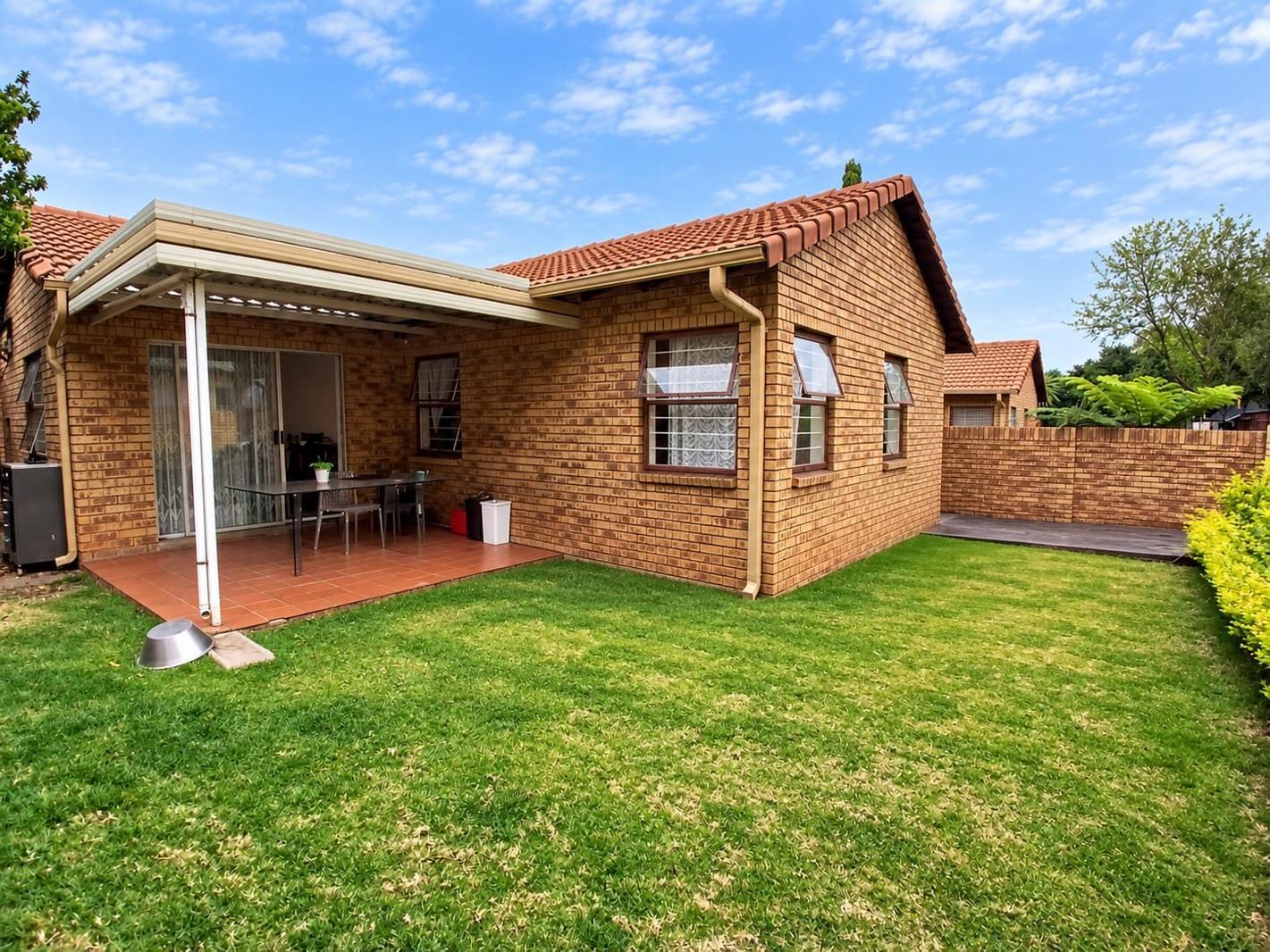 2 Bedroom Townhouse in Die Hoewes