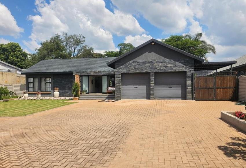 4 Bedroom House in Glen Marais