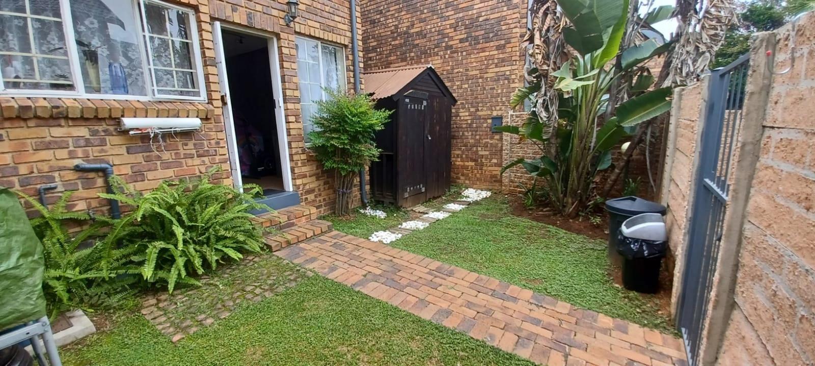 2 Bedroom Townhouse in Van Riebeeck Park