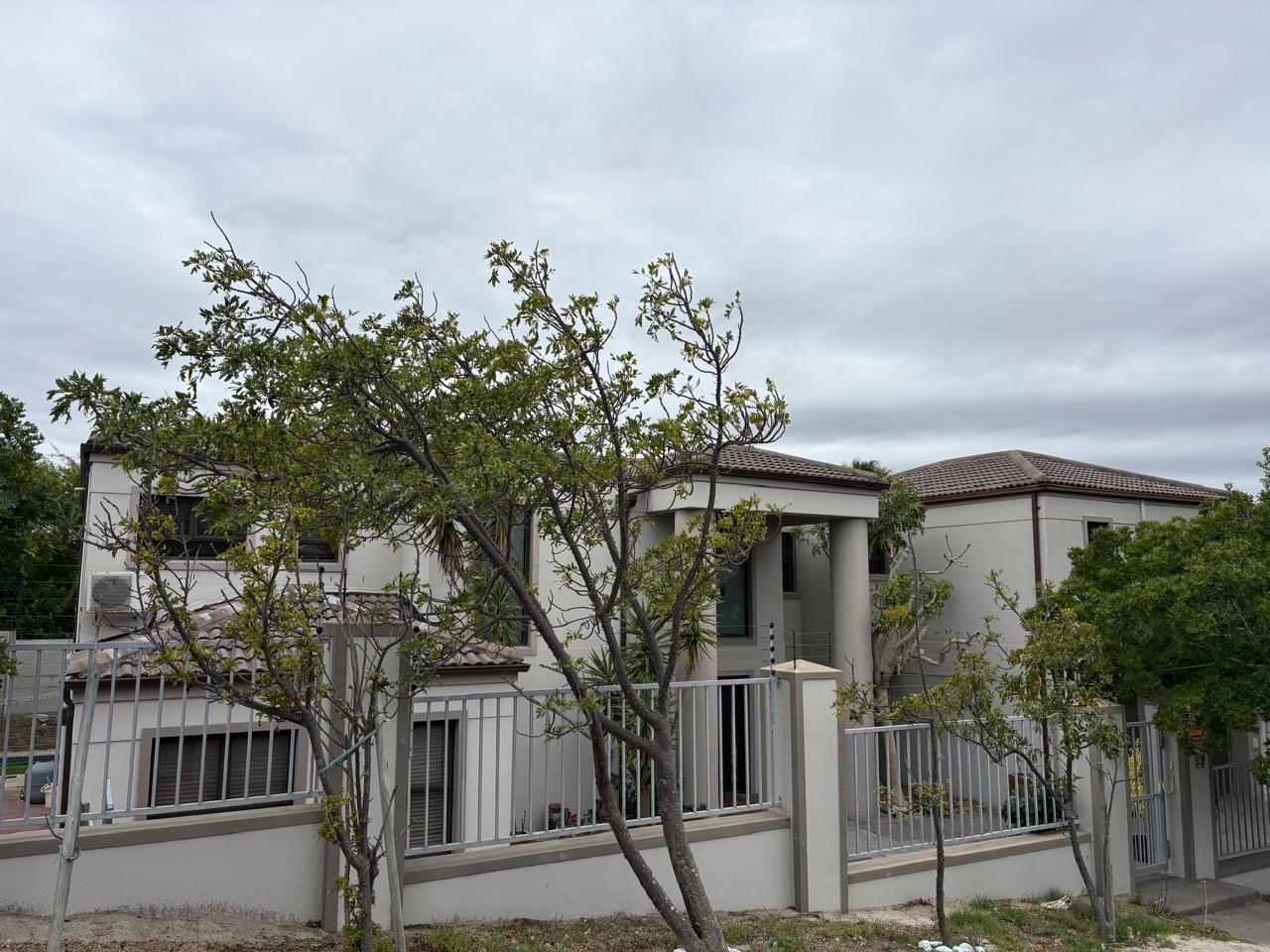 6 Bedroom House in West Beach