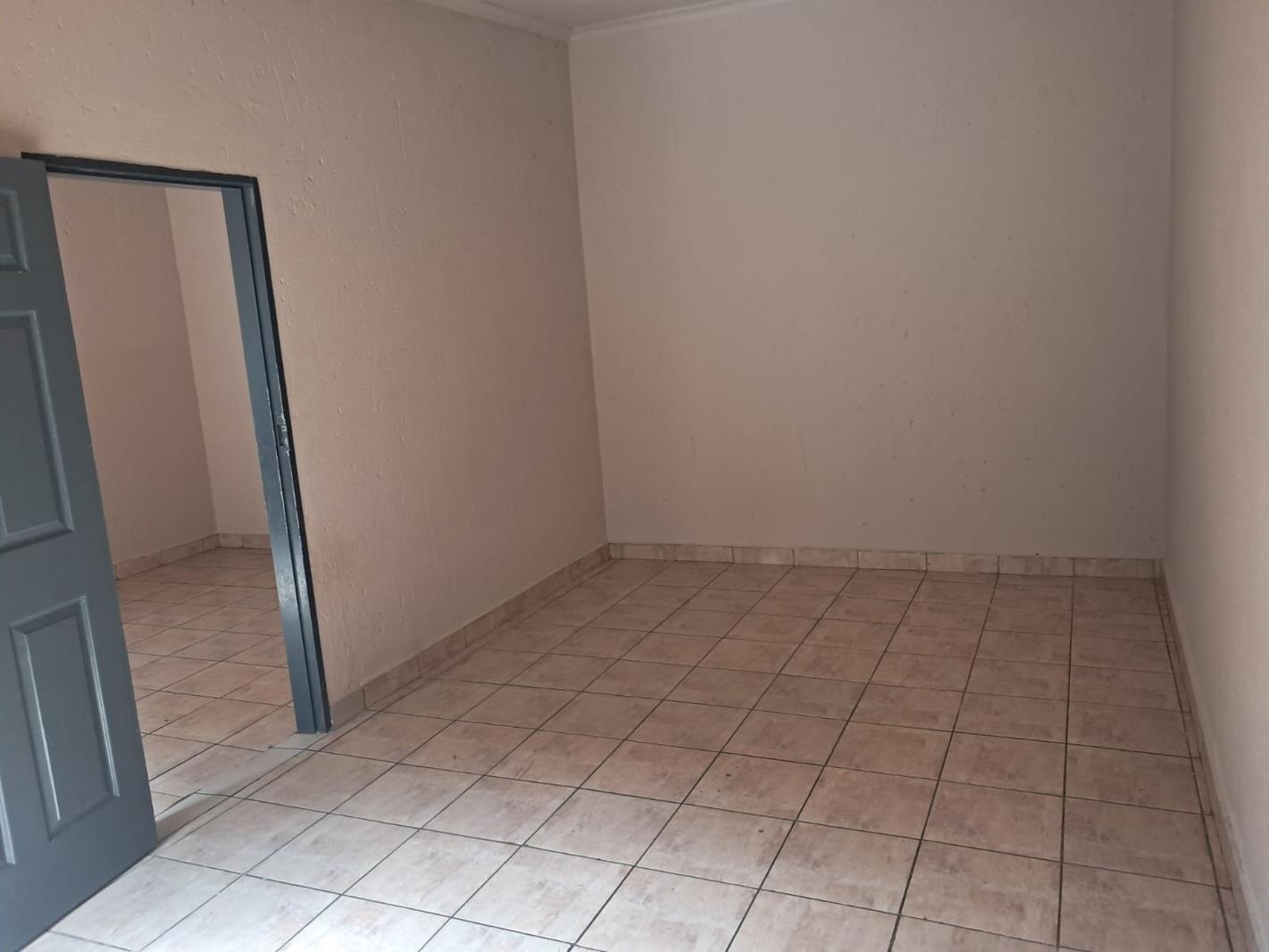 1 Bedroom Garden Cottage in Bezuidenhout Valley