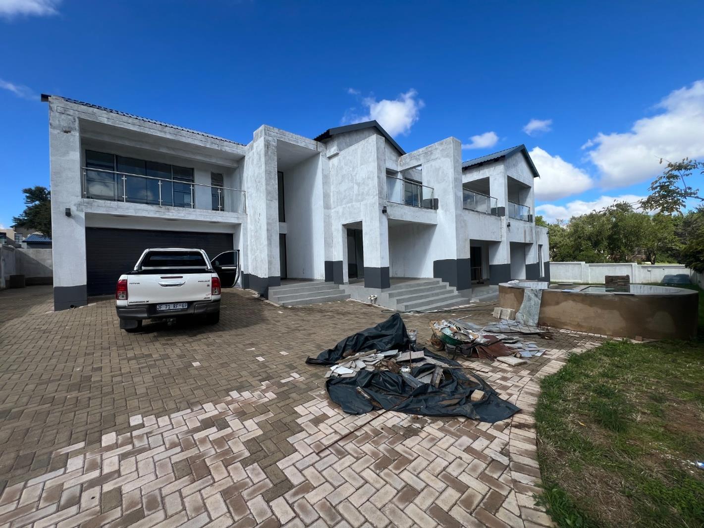6 Bedroom House in The Hills Estate