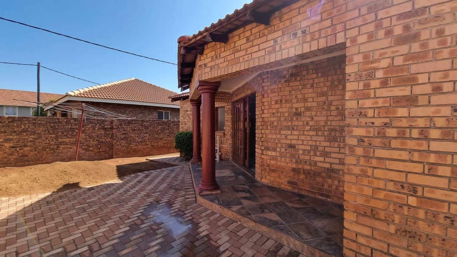 3 Bedroom House in Middelburg ext 18