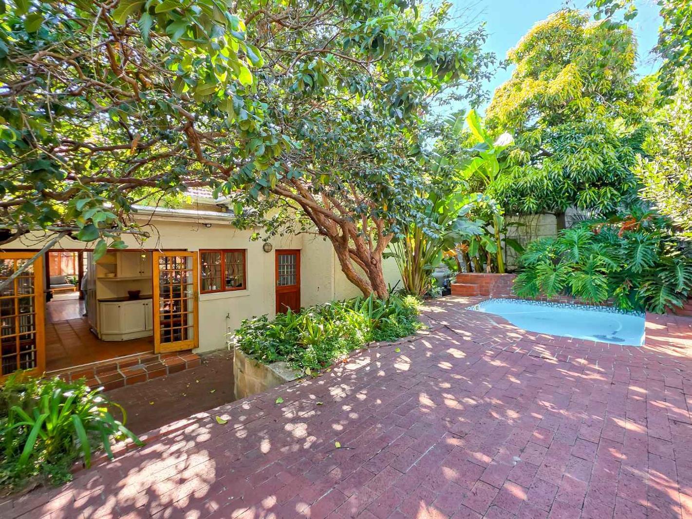 6 Bedroom House in Green Point