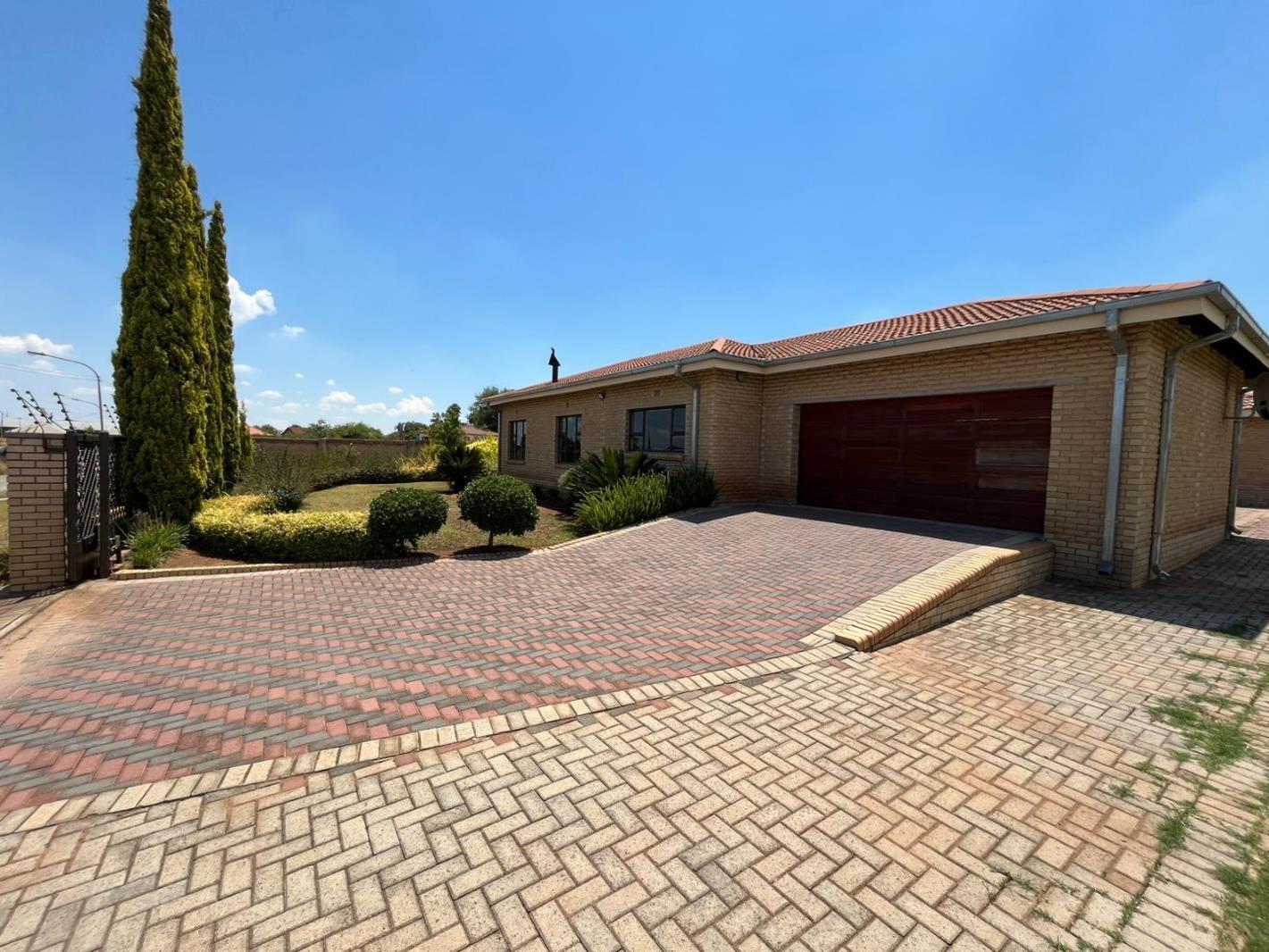5 Bedroom House in Riebeeckstad