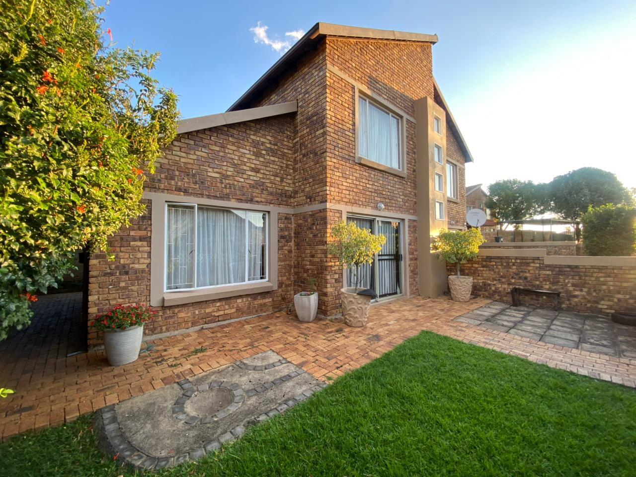 3 Bedroom Townhouse in Heuwelsig Estate