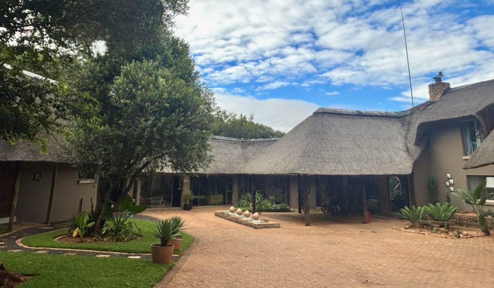 8 Bedroom House in Hartbeespoort Dam
