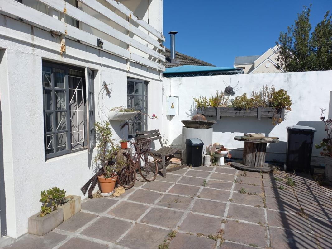 1 Bedroom Apartment in Strand South