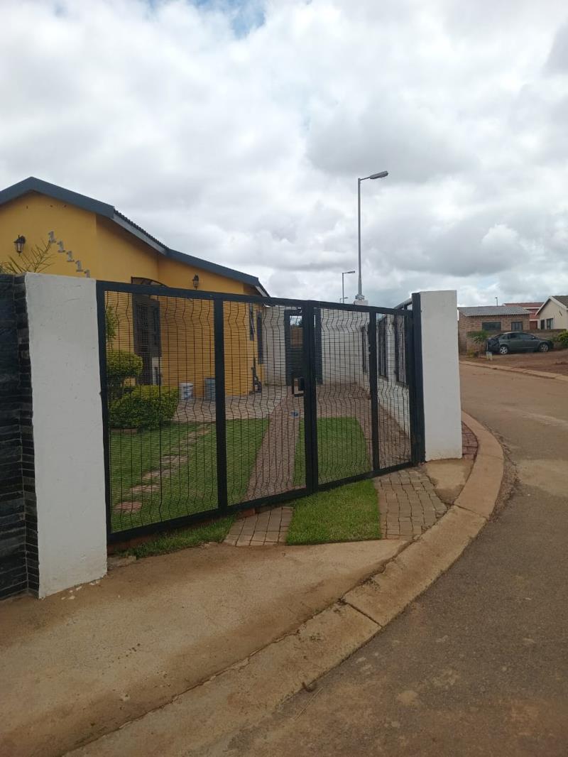 2 Bedroom House in Olievenhoutbosch