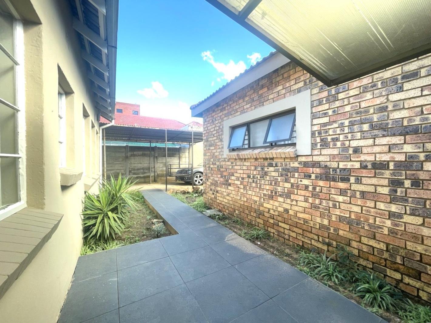 3 Bedroom House in Robertsham