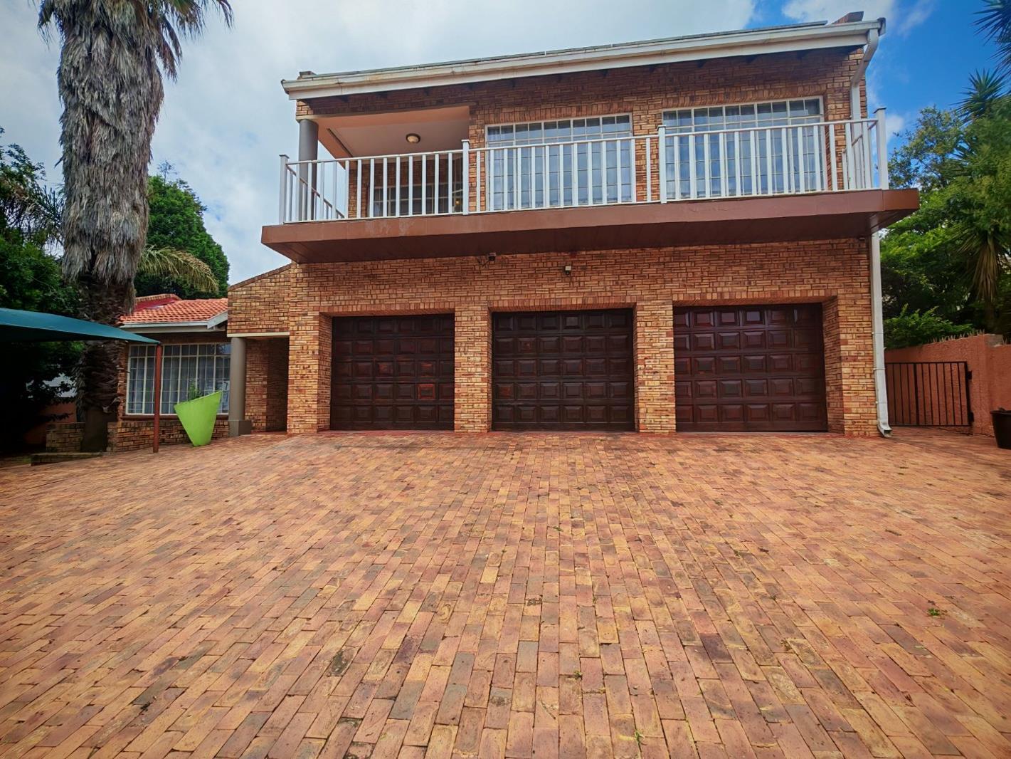 4 Bedroom House in Noordheuwel