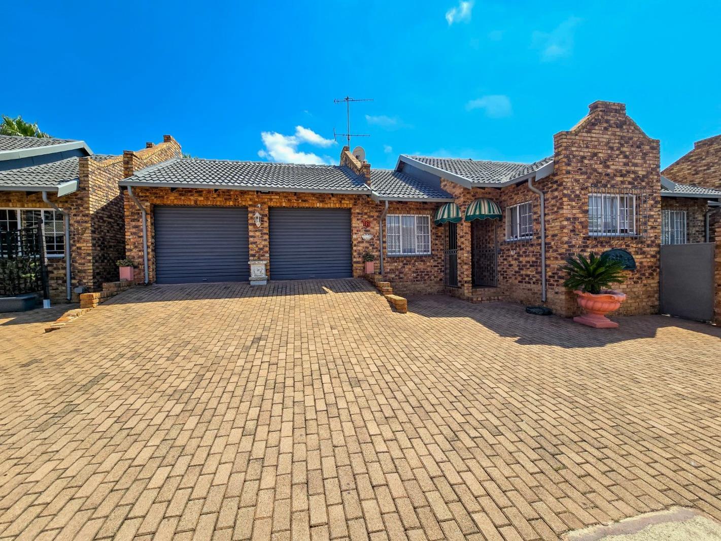 3 Bedroom Townhouse in Noordheuwel