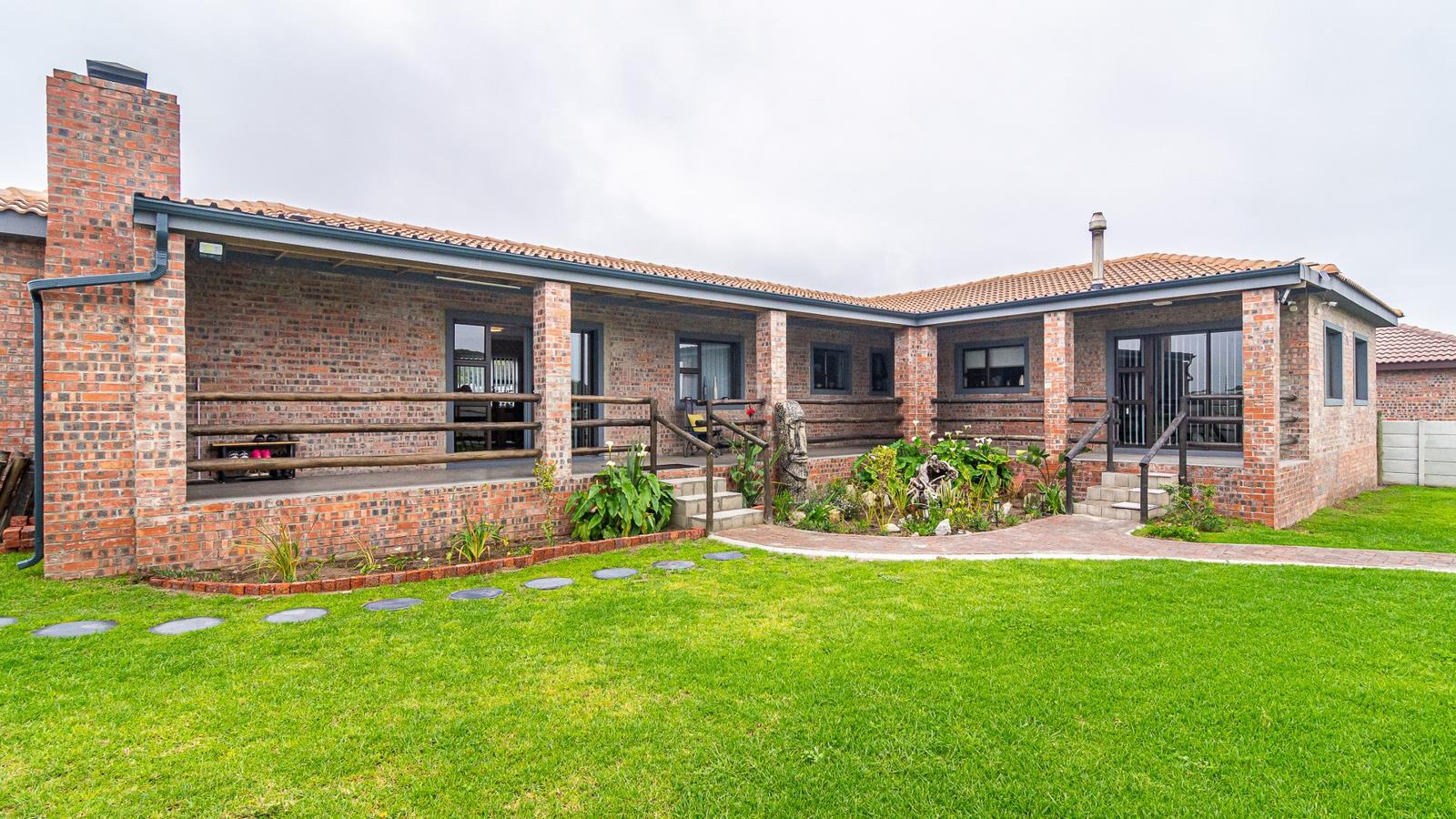 4 Bedroom House in Kleinbaai