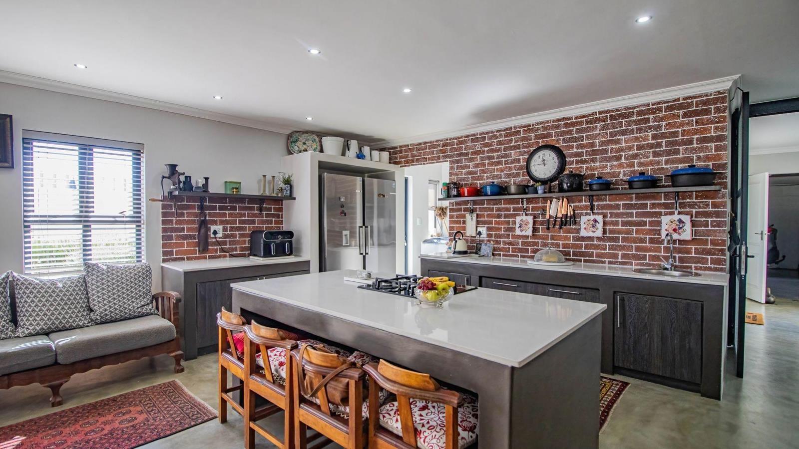 6 Bedroom House in Sunset Estate