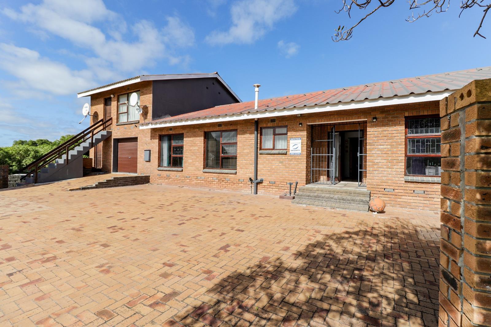 6 Bedroom House in Pearly Beach