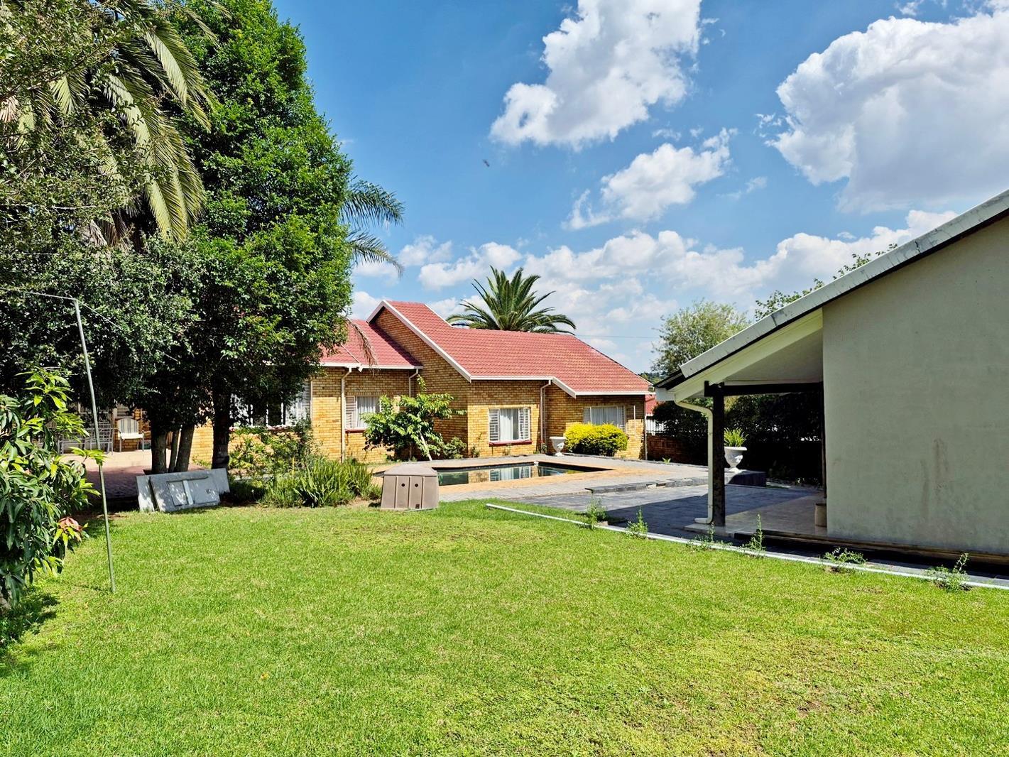 4 Bedroom House in Rooihuiskraal
