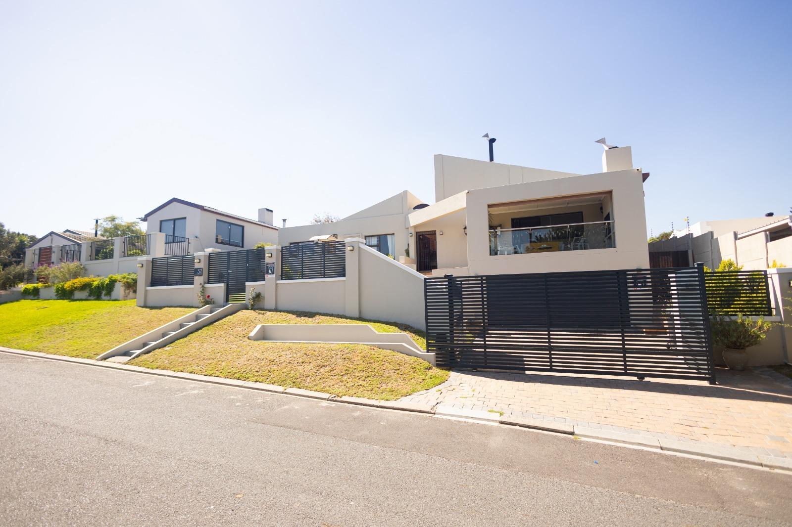 5 Bedroom House in De Bron