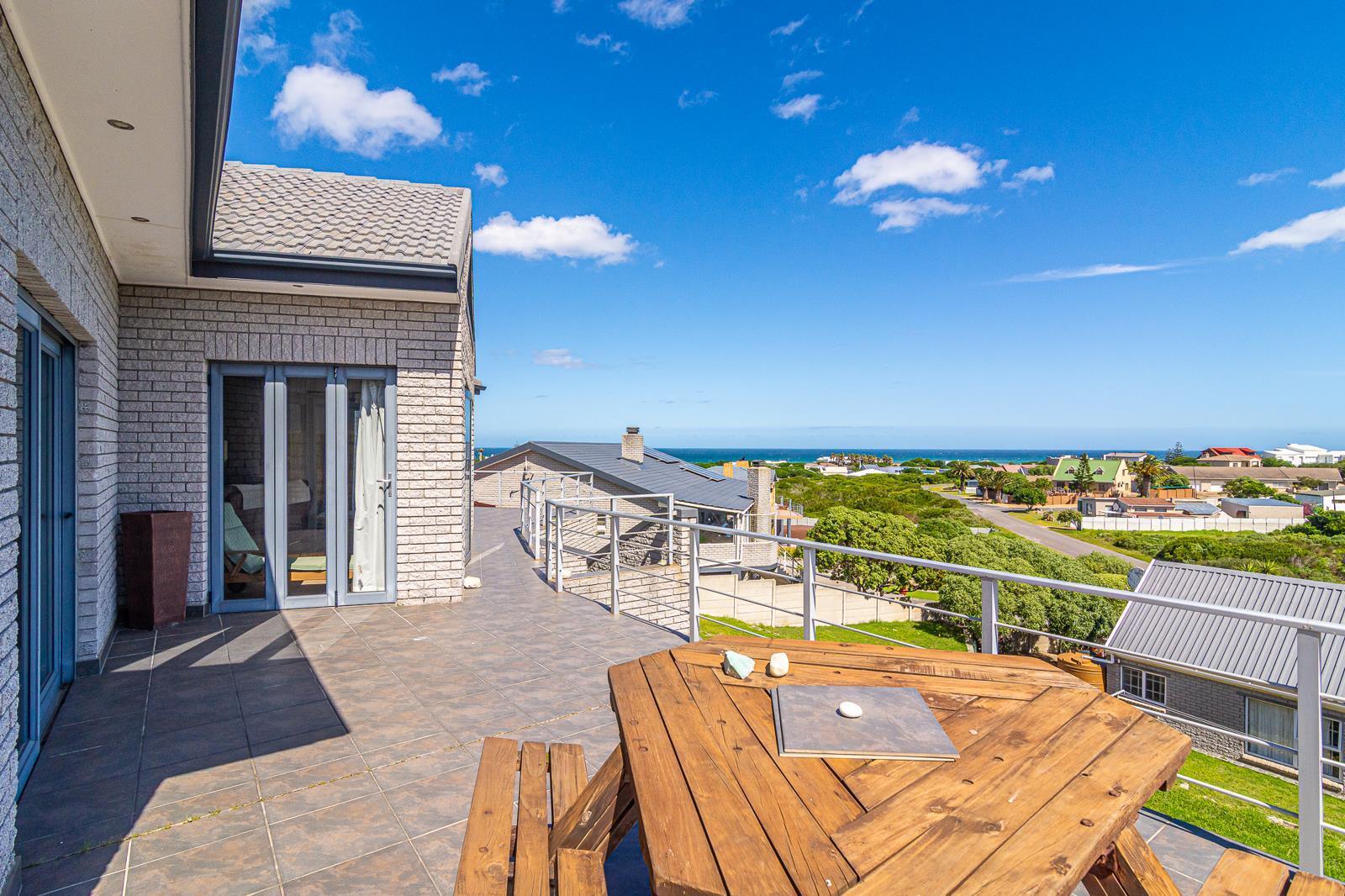 4 Bedroom House in Kleinbaai