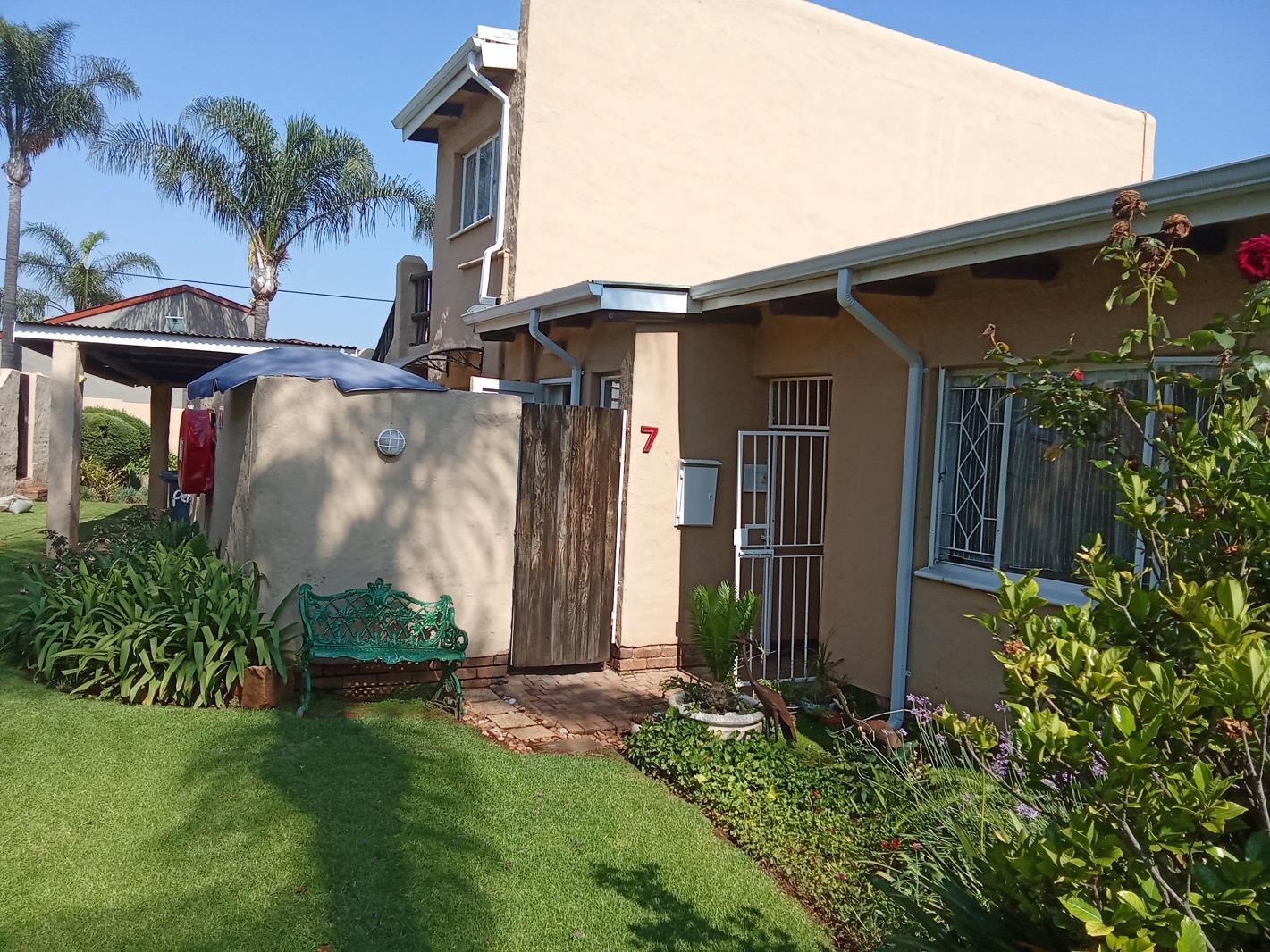 2 Bedroom Townhouse in Roodekrans