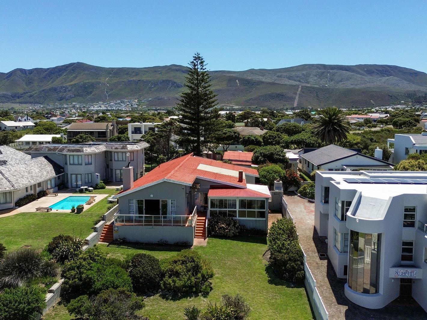 4 Bedroom House in Sandbaai