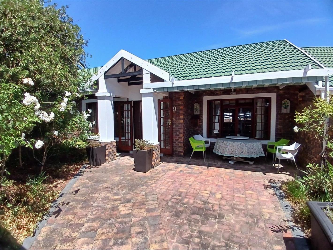 2 Bedroom Townhouse in Old Place