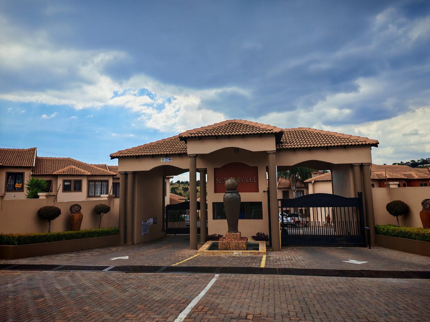 3 Bedroom Townhouse in Noordheuwel