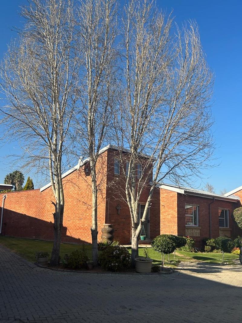3 Bedroom Simplex in Glen Marais