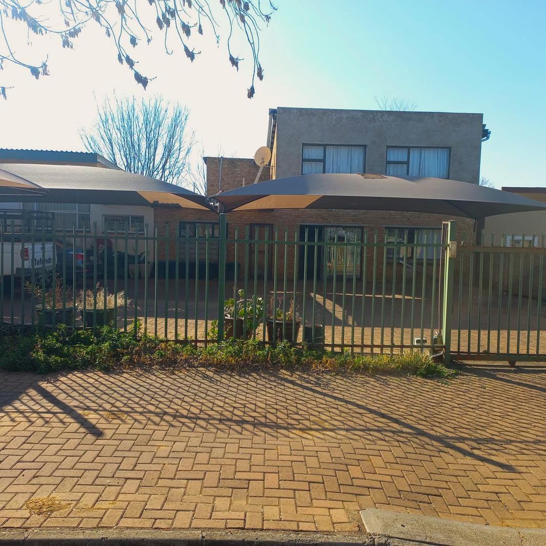 21 Bedroom House in Universitas