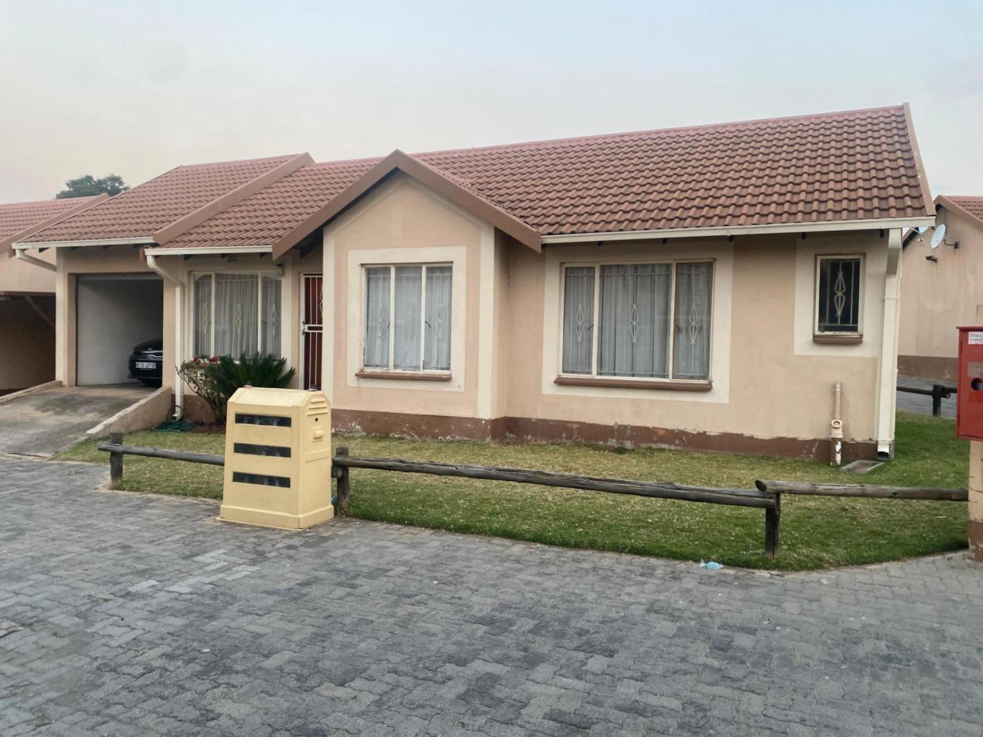 2 Bedroom Simplex in Kew