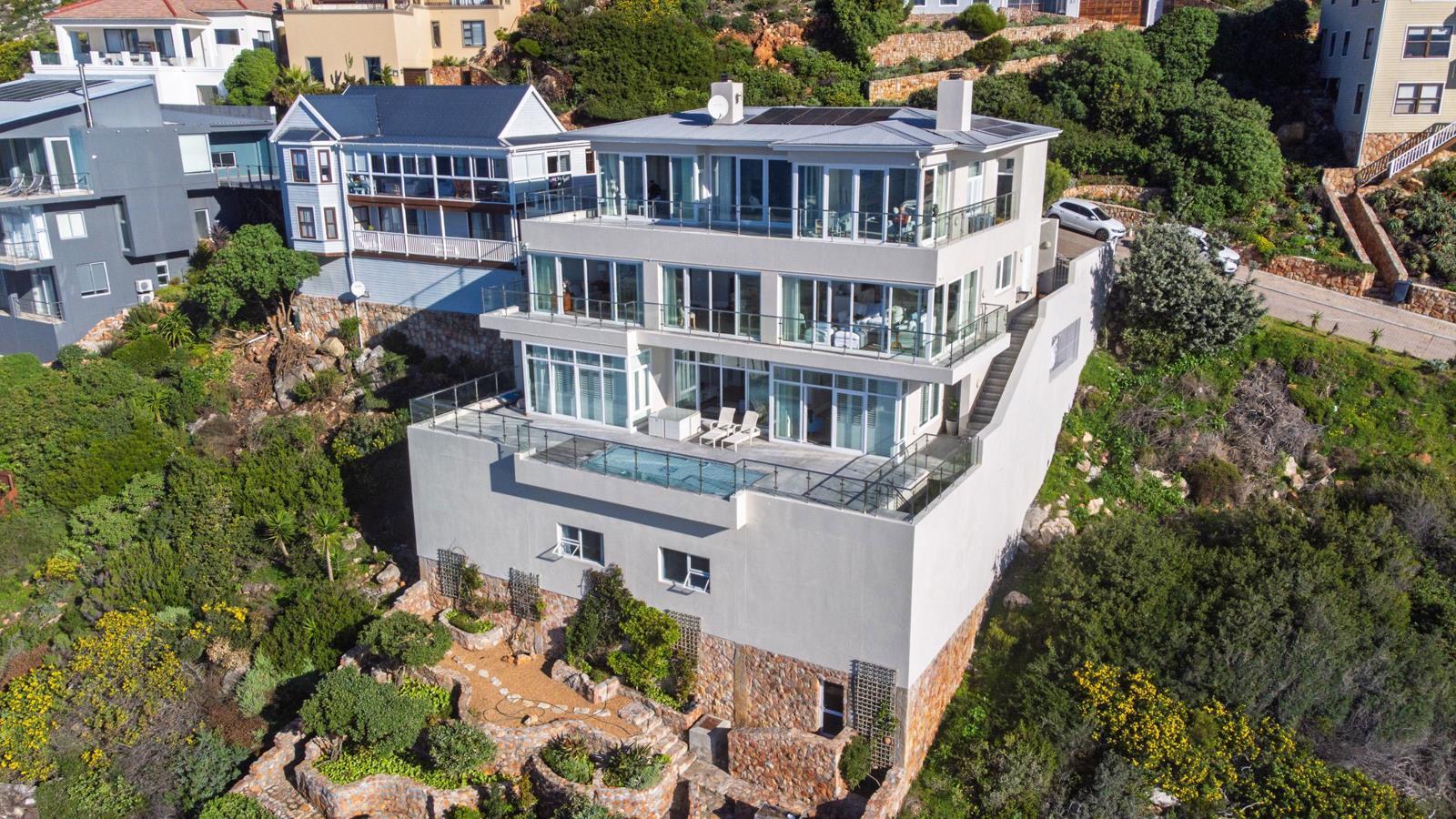 7 Bedroom House in Cairnside