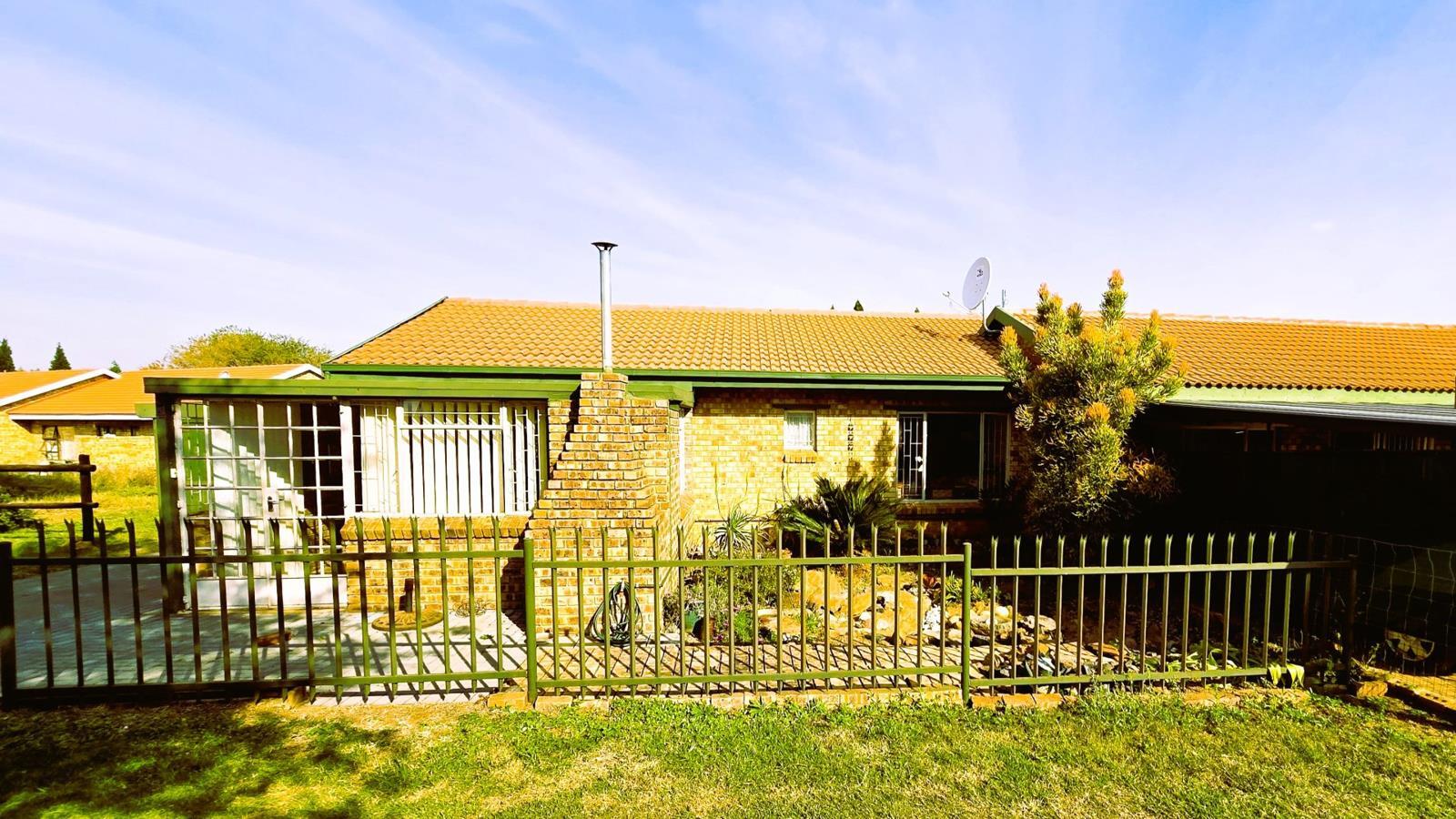 1 Bedroom Townhouse in Kleinfontein