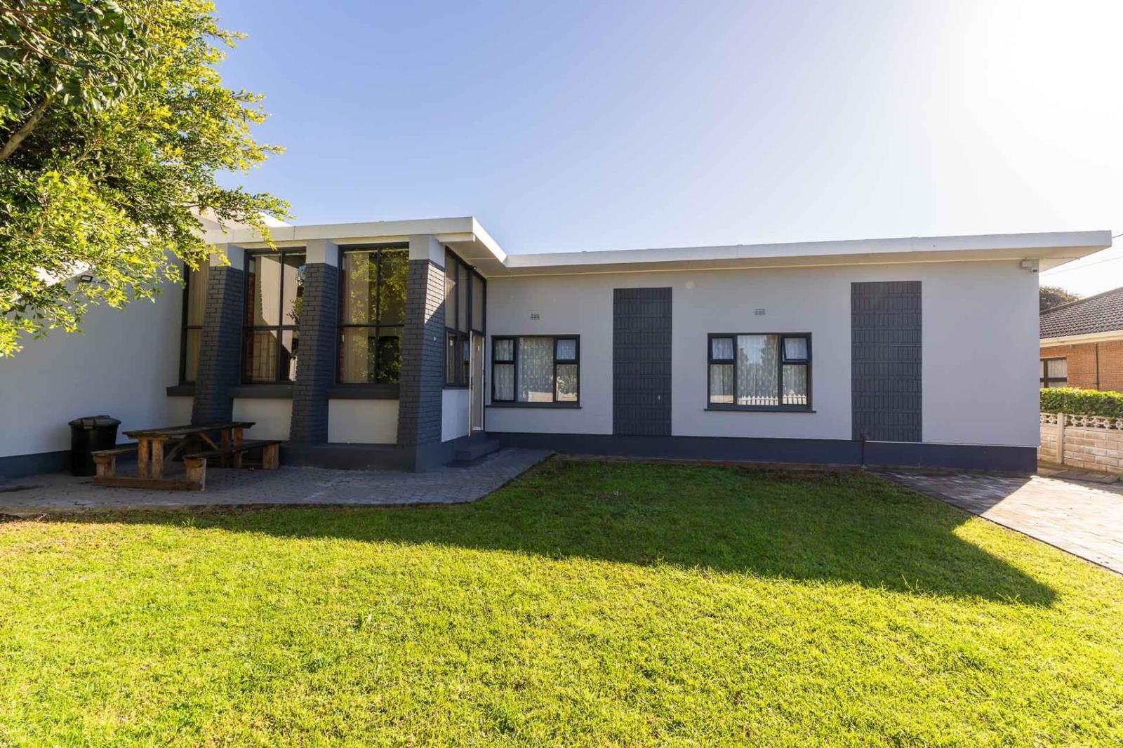 8 Bedroom House in Hartenbos Heuwels