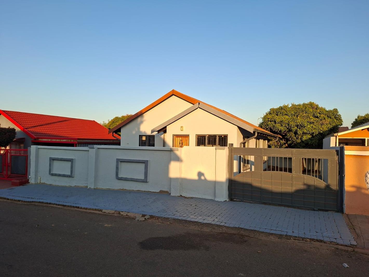 3 Bedroom House in Geelhoutpark