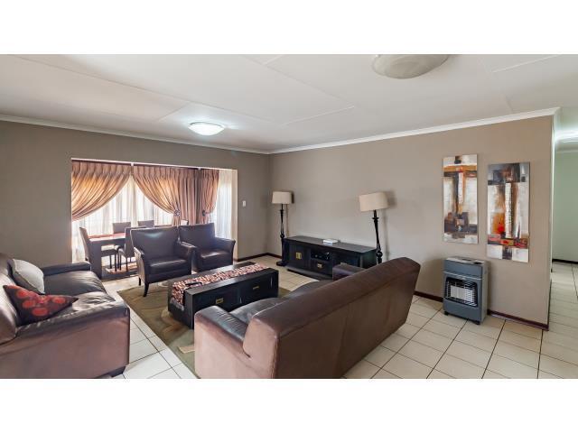 3 Bedroom House in Carlswald Estate