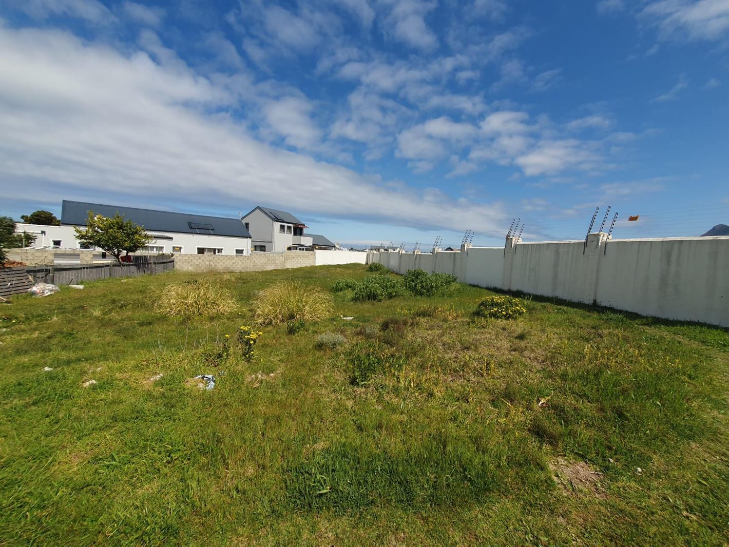 305 m² Land available in Sandbaai