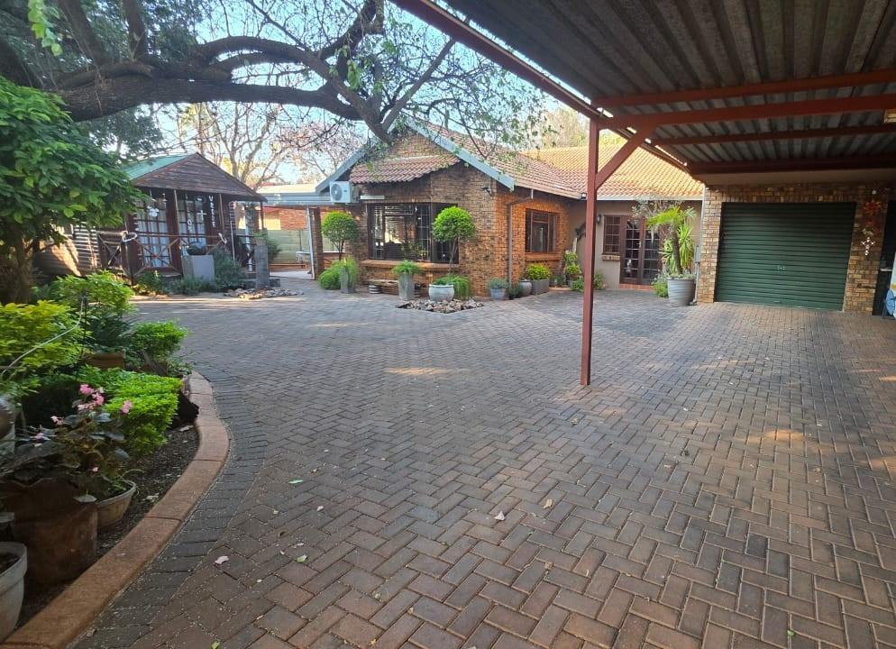 4 Bedroom House in Doornpoort