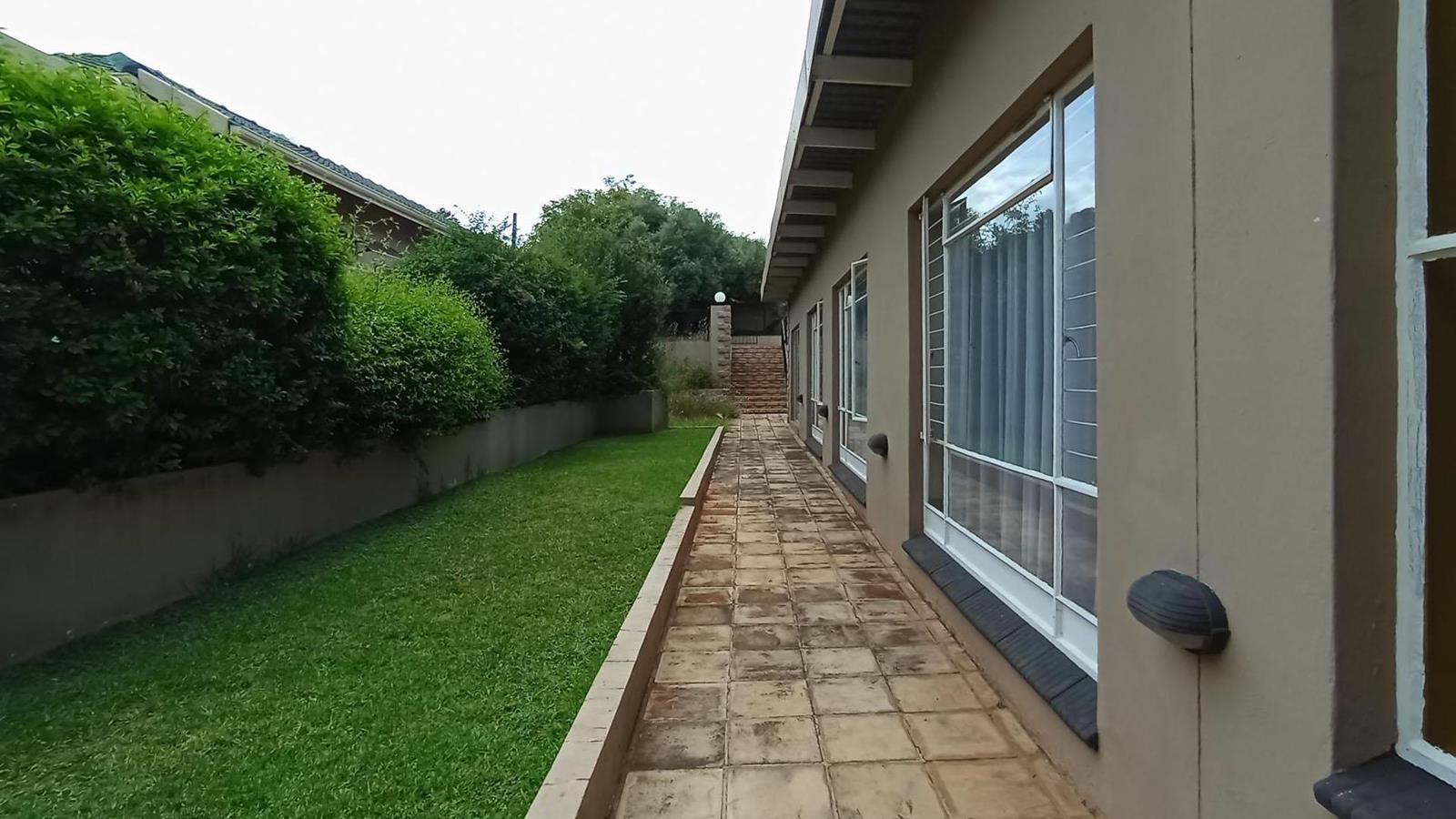 4 Bedroom House in Waterkloof Ridge